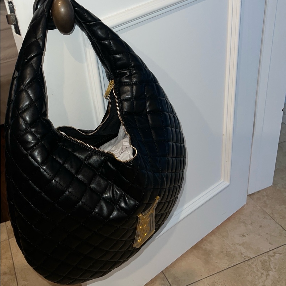 BLACK QUILTED HOBO BAG 💕🤍🪞🪩 NEW - Picture 2 of 8